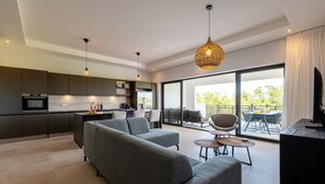 Eine moderne Küche mit Essbereich, großen Fenstern und einem Balkon.