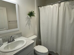 Shower, towels - Cozy Retreat Near Sawgrass Market & Brownwood Paddock Square! (Wildwood)