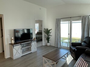 Smart TV - Cozy Retreat Near Sawgrass Market & Brownwood Paddock Square! (Wildwood)