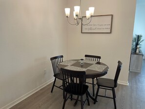 Dining - Cozy Retreat Near Sawgrass Market & Brownwood Paddock Square! (Wildwood)