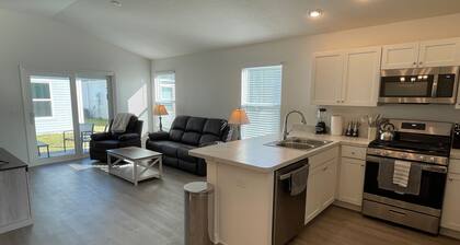 Cozy Retreat Near Sawgrass Market & Brownwood Paddock Square!
