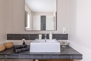 Serviettes fournies, papier toilette
