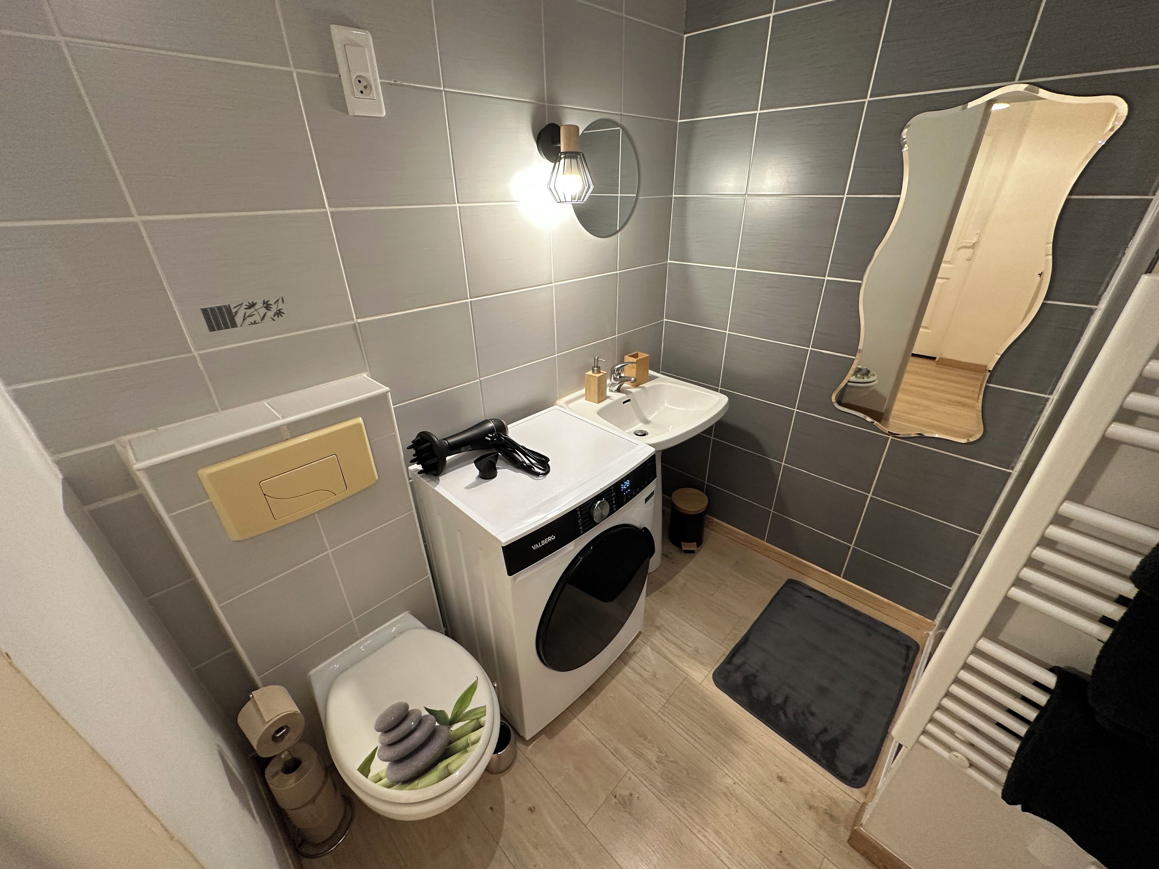 Sèche-cheveux, serviettes fournies, savon, papier toilette