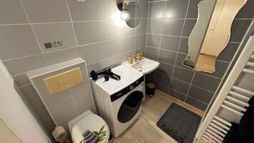 SĂšche-cheveux, serviettes fournies, savon, papier toilette