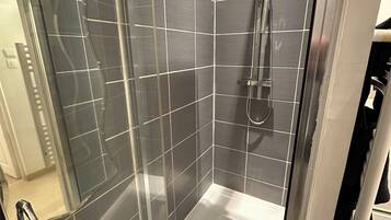 SĂšche-cheveux, serviettes fournies, savon, papier toilette