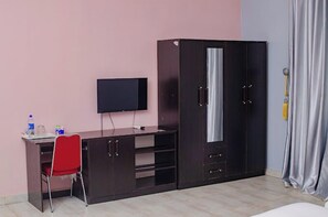 Quarto luxo, sacada, vista para a cidade | Escrivaninha, espaço de trabalho para notebook, Wi-Fi de cortesia