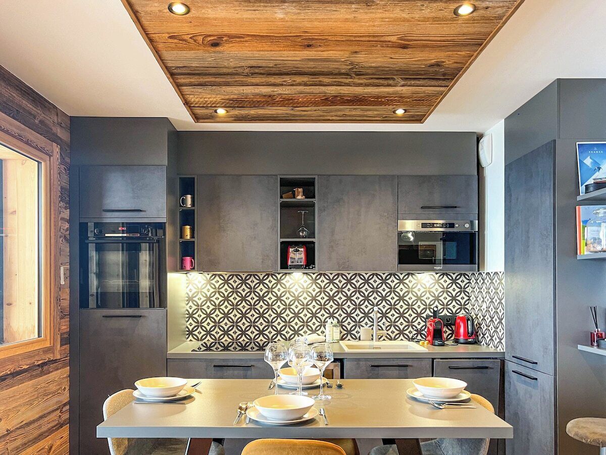 Réfrigérateur, four, lave-vaisselle, cafetière/bouilloire