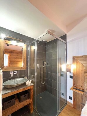 Suihku, hiustenkuivaaja, pyyhkeet