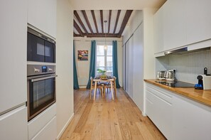 Apartment | Private kitchen | Fridge, microwave, stovetop, coffee/tea maker - Sublim Apartement Saint Germain des Pres (Paris)