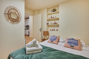 2 bedrooms, laptop workspace, iron/ironing board, bed sheets - Sublim Apartement Saint Germain des Pres (Paris)