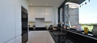 Whispering Reeds: Pett Level - Peaceful beachside escape with seaview glimpses