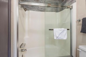 Douche, sèche-cheveux, serviettes fournies