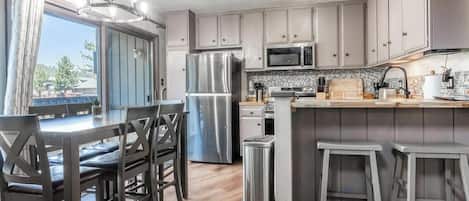 Geladeira, micro-ondas, fogão, lava-louças