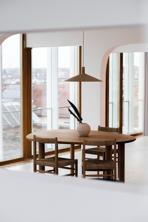 بوفيه فطور يوميًا بتكلفة قدرها (16.00 EUR للشخص)