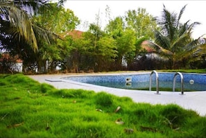 5 outdoor pools