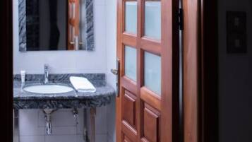 Douche, serviettes fournies, savon, papier toilette