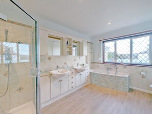 Shower, hair dryer, bidet - Warner Wood - Selsey  - sleeps 16 guests  in 5 bedrooms (Selsey)