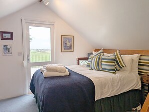 5 bedrooms, iron/ironing board, WiFi, bed sheets