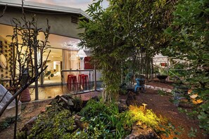 Outdoor dining - Living Gallery: Art, Sculptures, Workshop & Pool (Scottsdale)