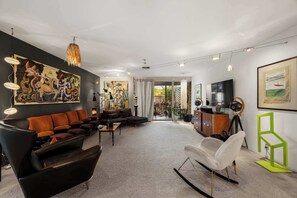 TV, offices - Living Gallery: Art, Sculptures, Workshop & Pool (Scottsdale)