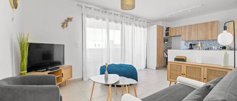 Estudio Confort | Zona de estar | Televisión LCD de 120 cm con canales por cable