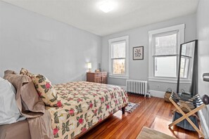 2 dormitorios, escritorio, wifi gratis y ropa de cama