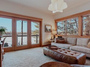 Smart-tv, een open haard en boeken