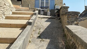 Un edificio de piedra con una escalera que lleva a un balcón.