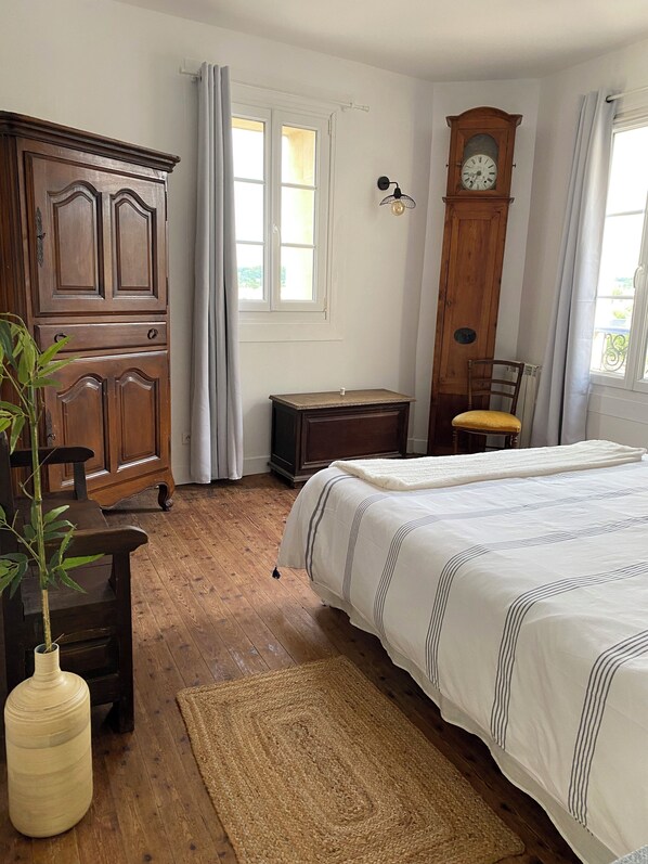 Iron/ironing board, travel cot, WiFi