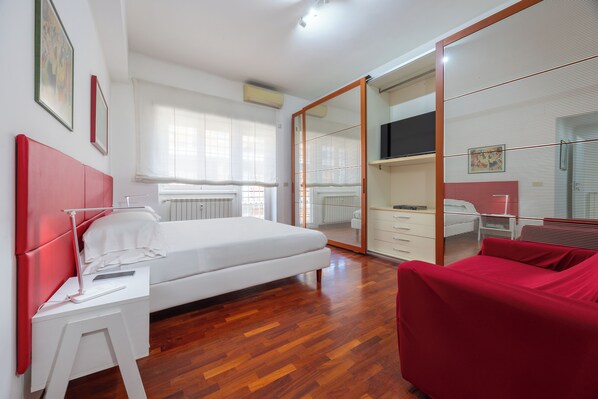 Desk, iron/ironing board, free WiFi, bed sheets - Vaticano84 Gemelli (Rome)