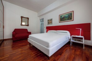 华丽三人房, 阳台, 城市景观 | 办公桌、熨斗/熨板、免费 WiFi、床单