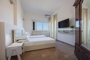 Escritorio, tabla de planchar con plancha, wifi gratis y ropa de cama