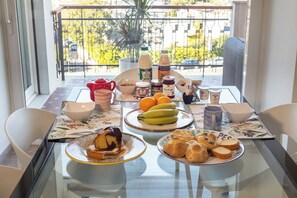 Free daily buffet breakfast 