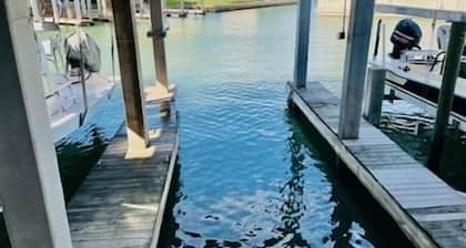 Beautiful Getaway! Boat Slip & Fishing Light. 3 Bedroom/3 Bath. Sleep 8. 5 Beds.