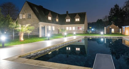 6 bedroom villa with swimming pool
