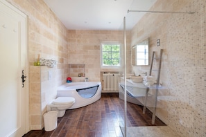Shower, jetted bath, hair dryer, towels - 6 bedroom villa with swimming pool (Champcueil)