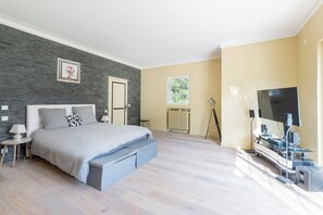6 bedrooms, WiFi, bed sheets