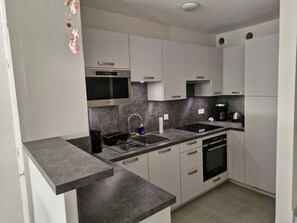 Réfrigérateur, micro-ondes, four, plaque de cuisson