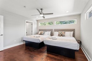 3 habitaciones, escritorio y tabla de planchar con plancha 