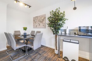 Ferienhaus | Essbereich im Zimmer