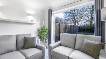 Rumah | Area keluarga | Televisi 32-inci dengan saluran TV satelit dan Netflix