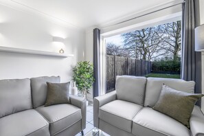 Huis | Woonruimte | Een 32-inch televisie met satellietzenders, Netflix en streamingdiensten