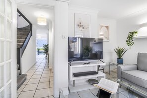 Huis | Woonruimte | Een 32-inch televisie met satellietzenders, Netflix en streamingdiensten