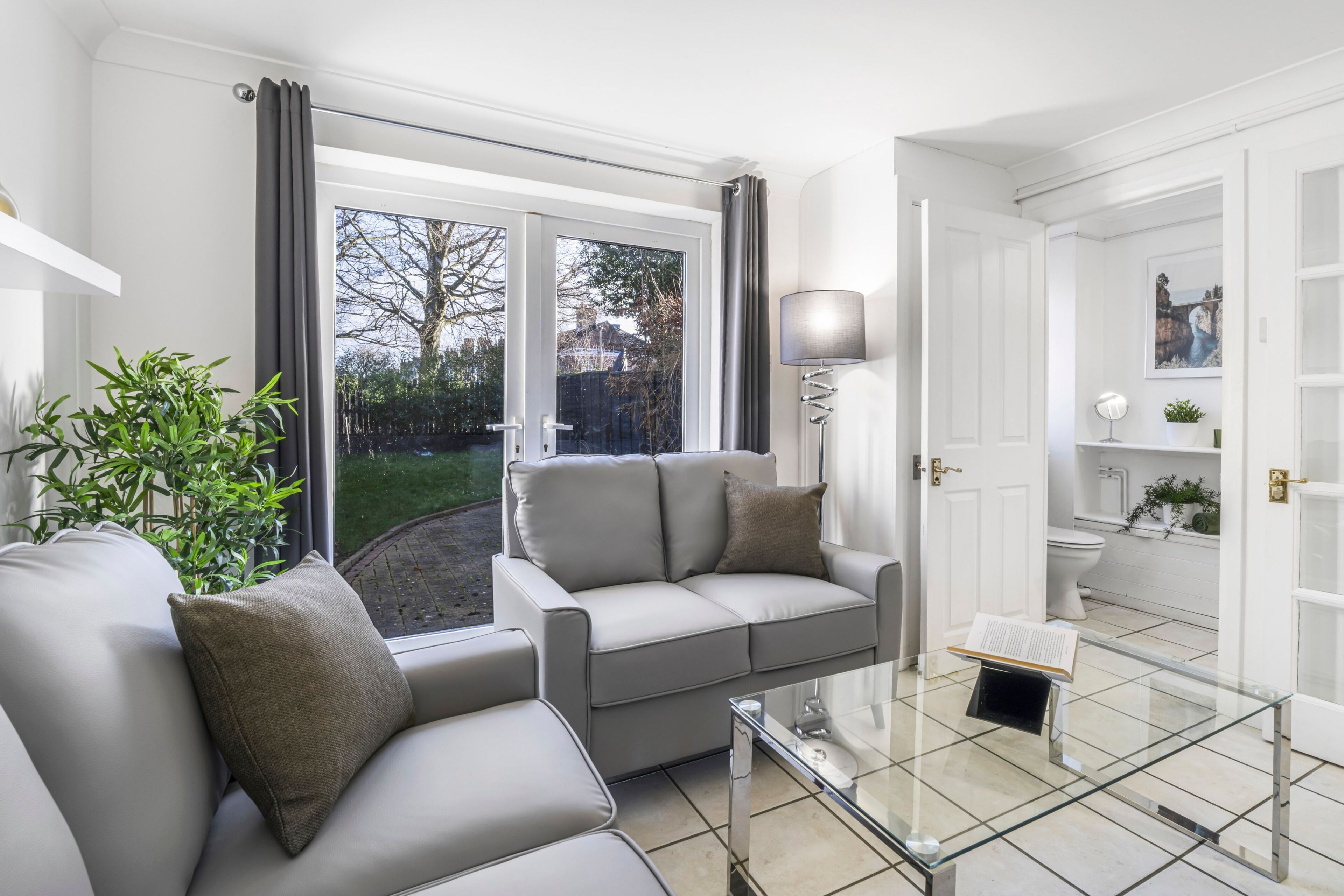 House | Living area | 32-inch TV with satellite channels, Netflix, streaming services