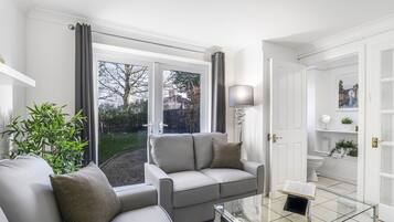 House | Living area | 32-inch TV with satellite channels, Netflix, streaming services