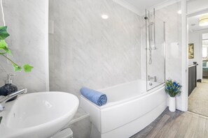 House | Bathroom - Angus Suites by Your Lettings (Peterborough)