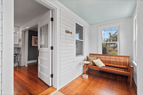 Mystic Bungalow. Downtown Mystic