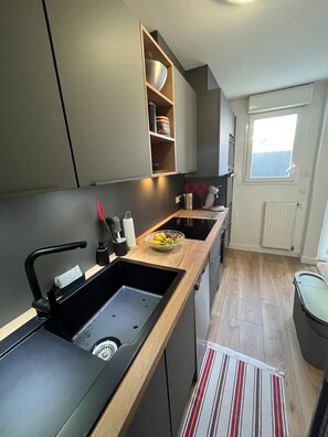 Kylskåp, mikrovågsugn, ugn och spishäll