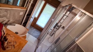 Bathroom - Cozy vacation home surrounded by nature, pets allowed. (San Giacomo Filippo)