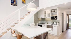 Fridge, microwave, stovetop, dishwasher - Captain Sandy on the Loop Blairgowrie (Blairgowrie)